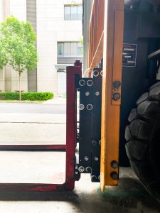 The forklift electronic weighing system weighs the goods and displays the results while the forklift is carrying the goods, thus speeding up your pallet weighing processes to improve productivity and revenue recovery. Our forklift scales meet the standards for reliability, safety and accuracy in heavy-use applications.
This is a special weighing product with solid structure and good environmental adaptability. lts main structure includes: Two box-type weighing modules on the left and right, used to mount the fork, weighing sensor, junction box, weighing display instrument and other parts. The rugged design and patented split suspension weighing module structure ensures accurate weighing results in the toughest, roughest industrial environments and conditions, without the expense or hassle of frequent recalibration.
A very prominent feature of this weighing system is that it does not require special modification of the original forklift structure or the structure and suspension form of the fork and lifting device, but only needs to add an overall suspension weighing and measuring module between the fork and the elevator. The measuring module to be added is buckled on the lifting device of the forklift with the hook, and the fork is hung on the measuring module to realize the weighing function. A high-visability window and a compact terminal makes it easy for the forklift operator to see the loads position forks for lifting and avoid accidents.